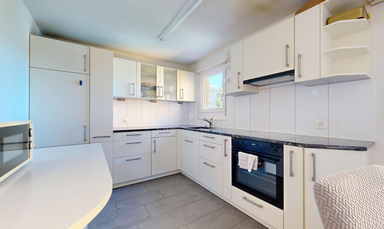 küche mit ofen, white cabinets, weiße schränke, glass insert cabinets, und schränke mit glastüren