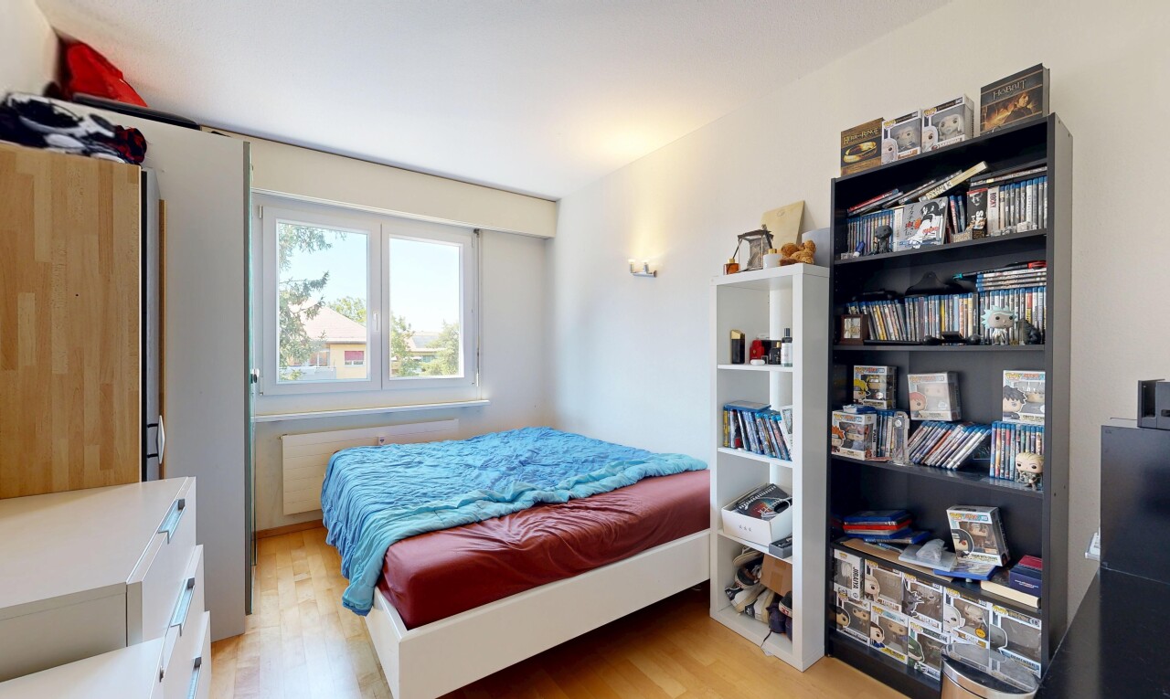 zimmer / schlafzimmer mit gipskartonwand, drywall, holzfußboden, wood finish floor, und inside property