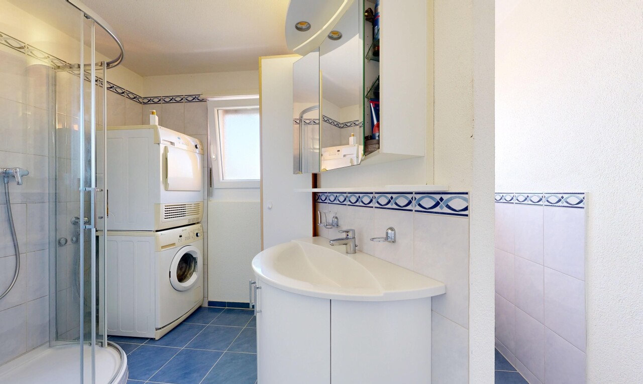 bad mit schminktisch, komplettes badezimmer, tile wall, fliesenwand, und spiegel