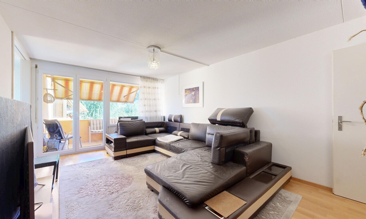 wohnzimmer mit holzfußboden, wood finish floor, gipskartonwand, drywall, und fernseher