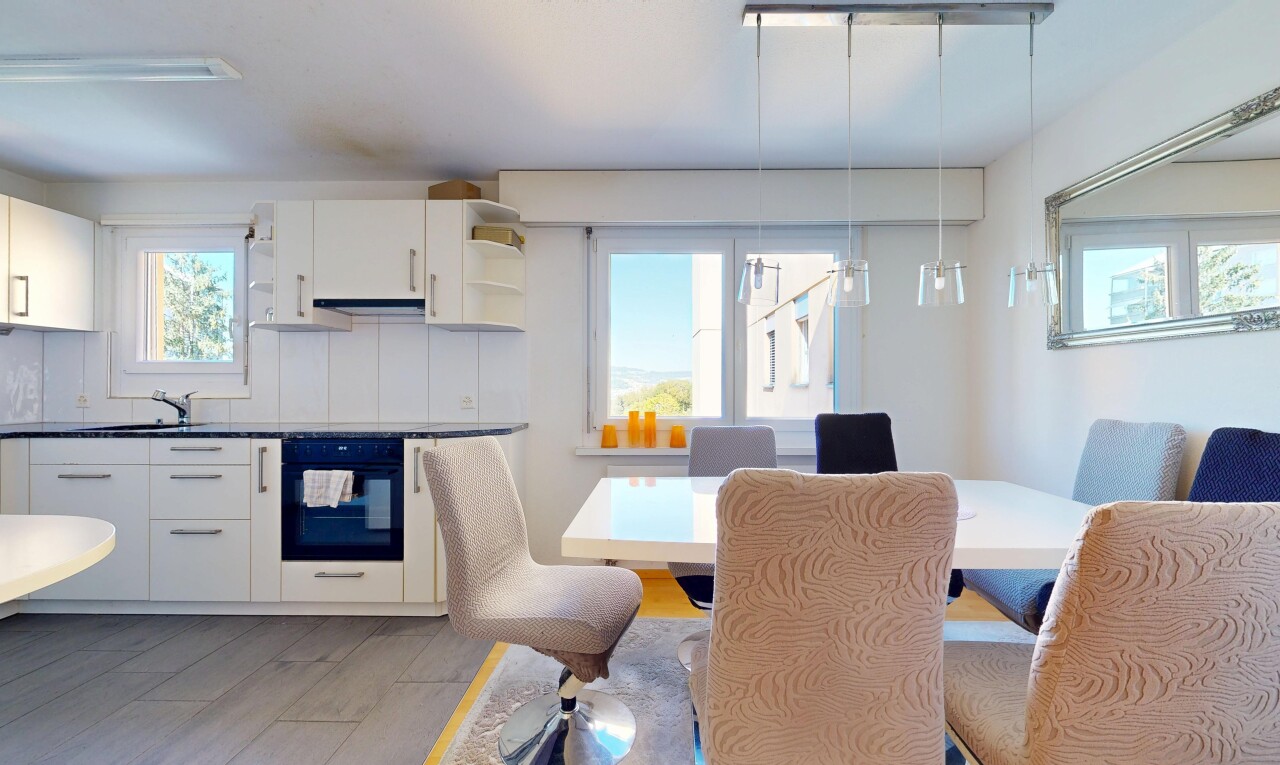küche mit white cabinets, weiße schränke, ofen, holzfußboden, und wood finish floor
