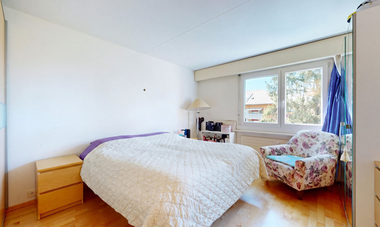 zimmer / schlafzimmer mit holzfußboden, wood finish floor, gipskartonwand, drywall, und natürliches licht