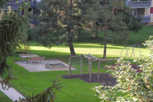 garten mit rasen und terrasse