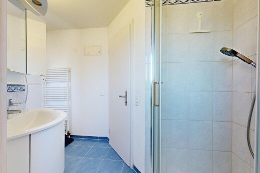 bad mit handtuchwärmer, dusche, komplettes badezimmer, spiegel, und tile floor