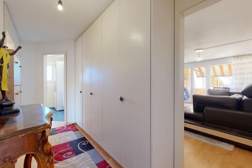 zimmer / schlafzimmer mit holzfußboden, wood finish floor, kleiderschrank, inside property, und light floor