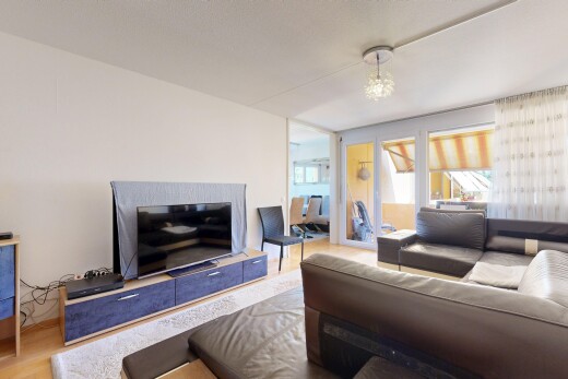 wohnzimmer mit gipskartonwand, drywall, fernseher, holzfußboden, und wood finish floor