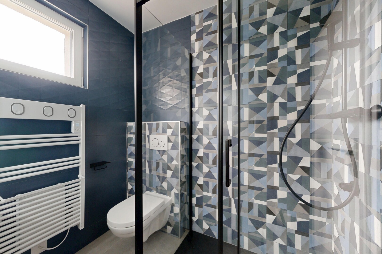 bad mit handtuchwärmer, kühler, tile wall, fliesenwand, und komplettes badezimmer
