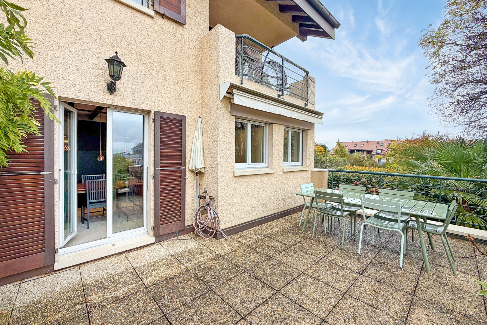 terrasse mit terrasse, property visible, day time, und essbereich im freien