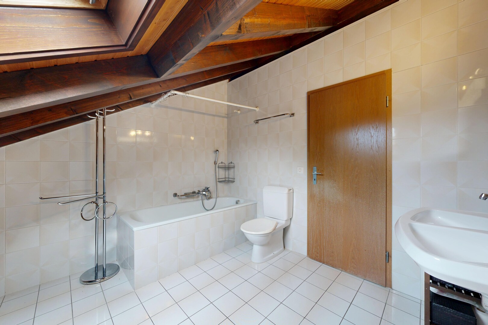 bad mit komplettes badezimmer, fliesenwand, tile wall, inside property, und fliesenboden