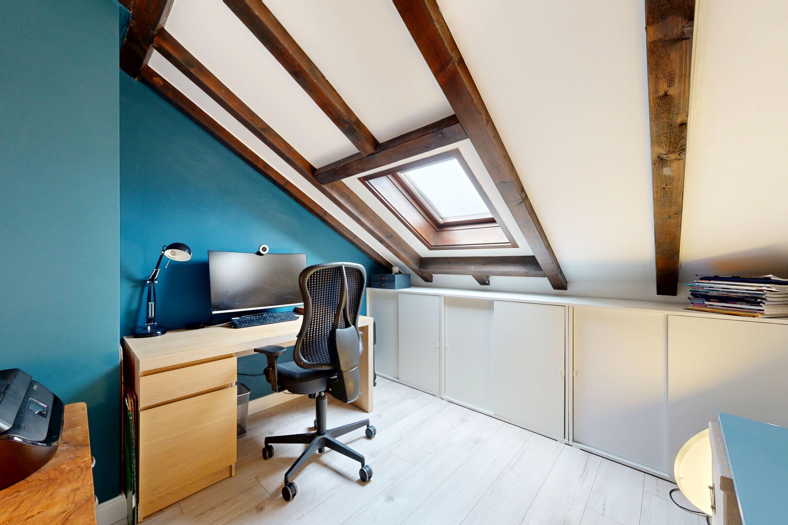büro mit beamed ceiling, balkendecke, inside property, dachfenster, und vaulted ceiling
