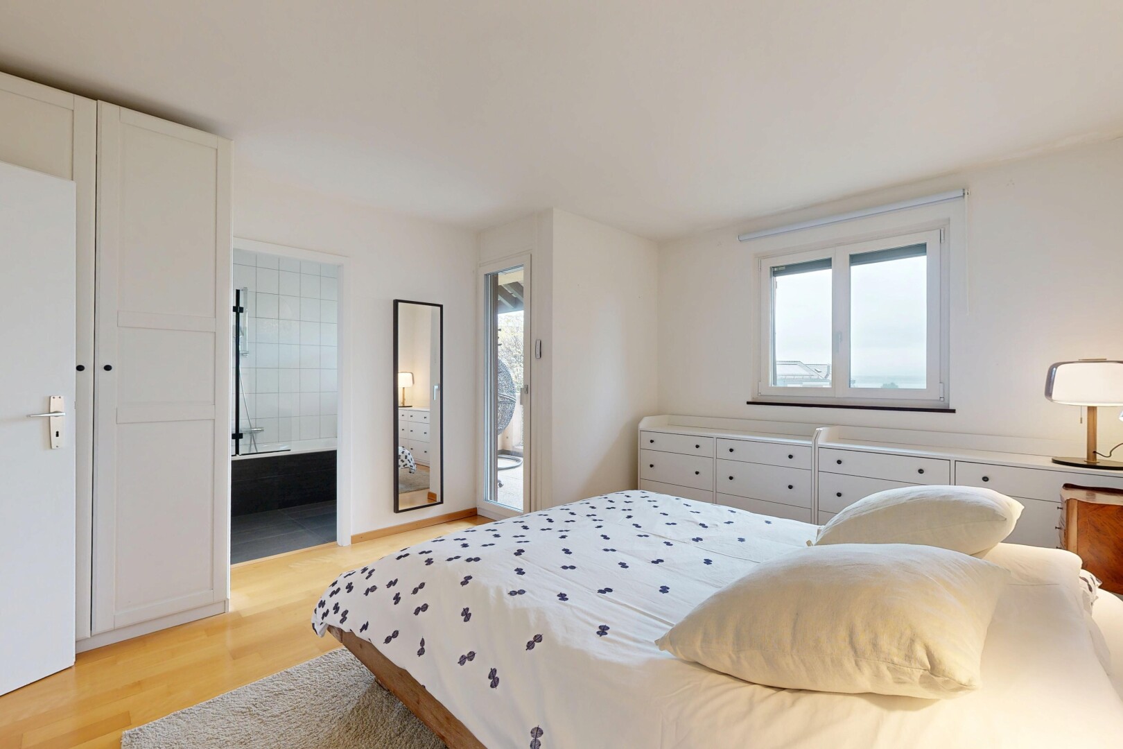 zimmer / schlafzimmer mit holzfußboden, wood finish floor, natürliches licht, natural light, und gipskartonwand