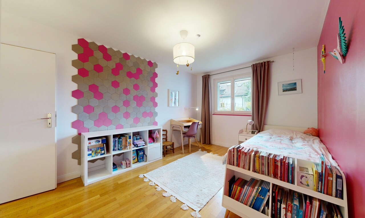 zimmer / schlafzimmer mit drywall, gipskartonwand, natural light, natürliches licht, und wood finish floor