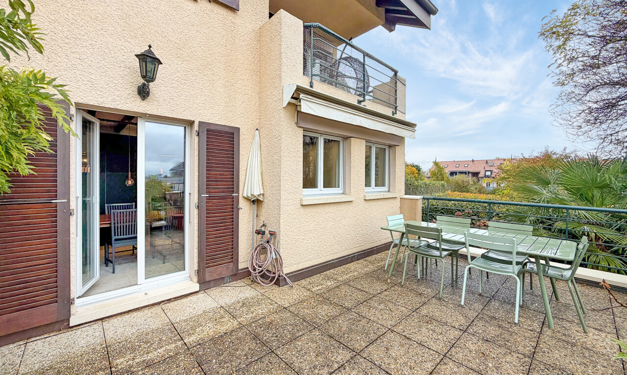 terrasse mit terrasse, property visible, day time, und essbereich im freien