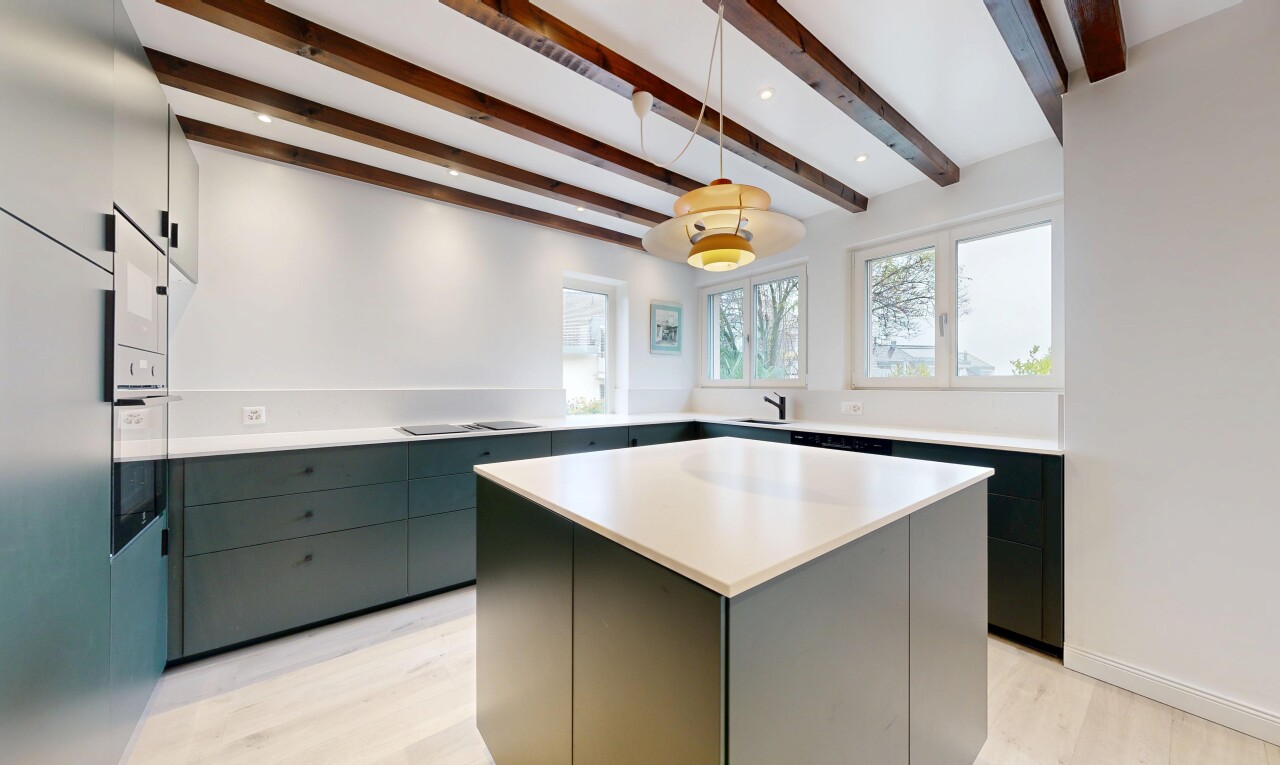 küche mit arbeitsplatten, kücheninsel, beamed ceiling, balkendecke, und natural light