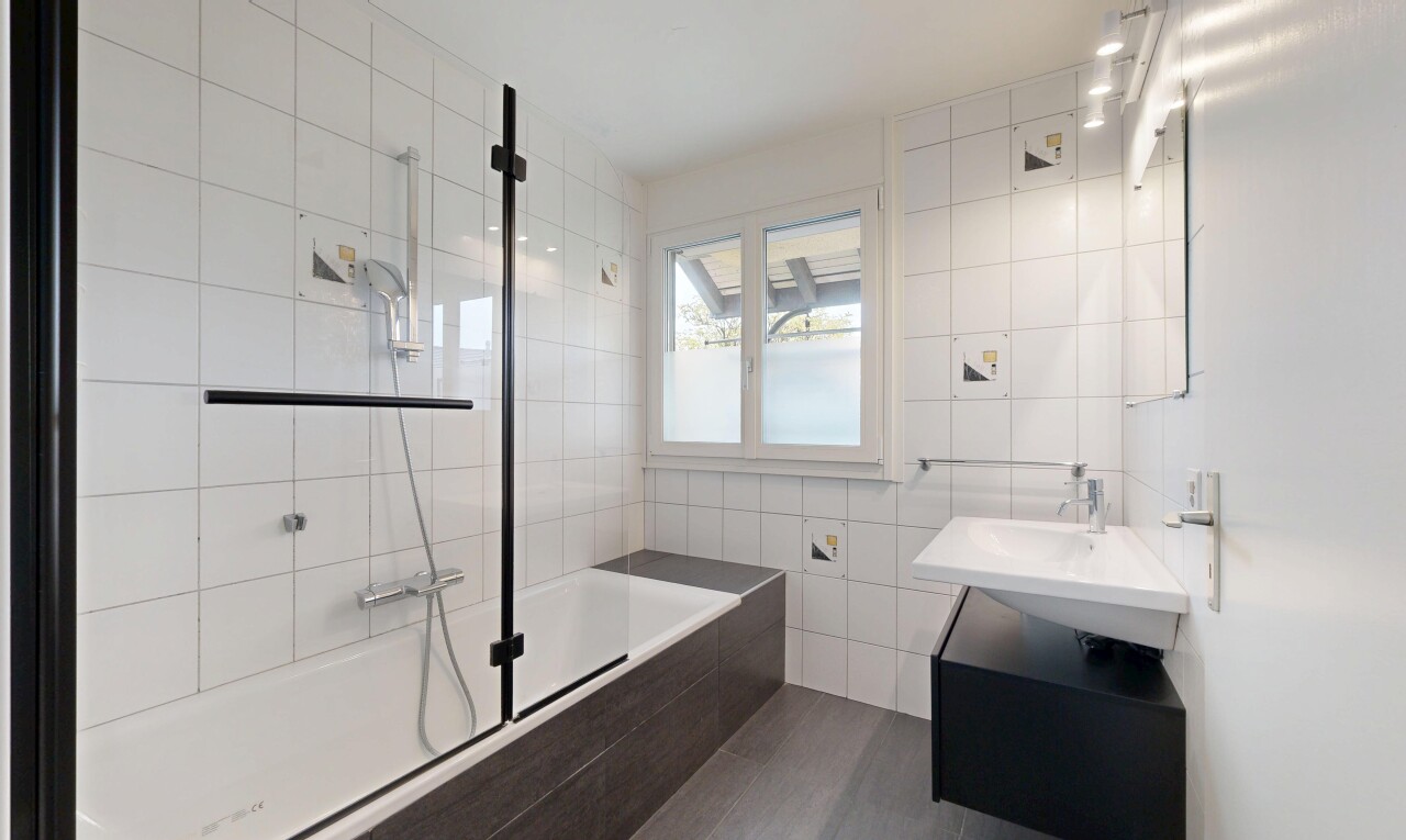 bad mit fliesenwand, tile wall, kombiniertes bad / dusche, inside property, und natürliches licht