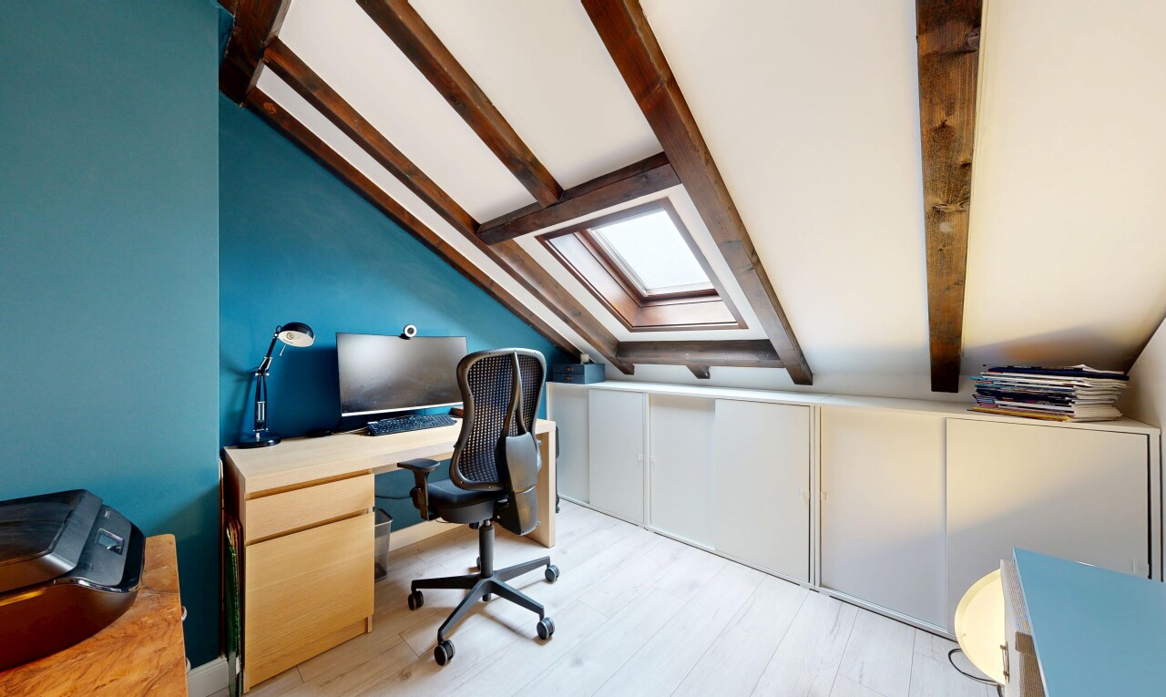 büro mit beamed ceiling, balkendecke, inside property, dachfenster, und vaulted ceiling