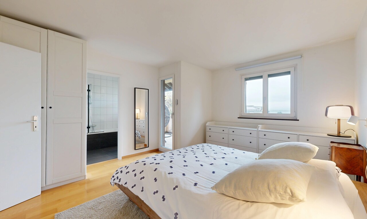 zimmer / schlafzimmer mit holzfußboden, wood finish floor, natürliches licht, natural light, und gipskartonwand