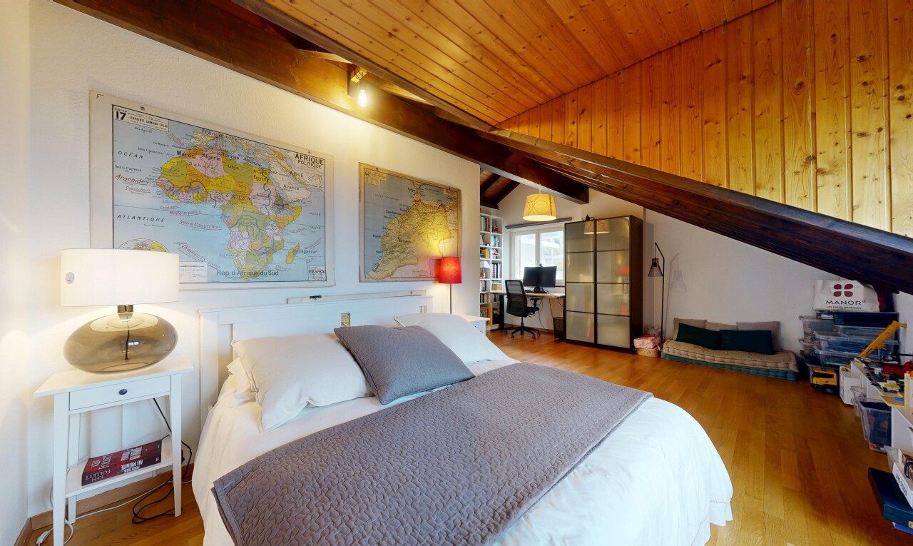 zimmer / schlafzimmer mit vaulted ceiling, dachschräge, bürobereich, wood finish floor, und holzfußboden