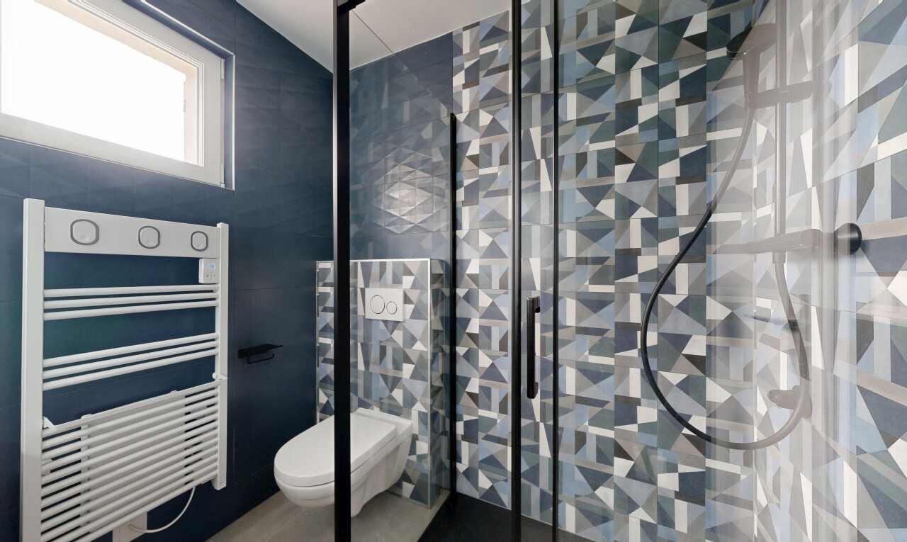 bad mit handtuchwärmer, kühler, tile wall, fliesenwand, und komplettes badezimmer