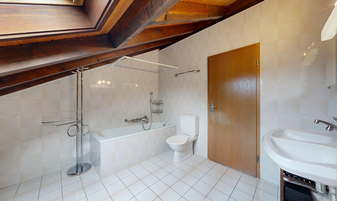 bad mit komplettes badezimmer, fliesenwand, tile wall, inside property, und fliesenboden