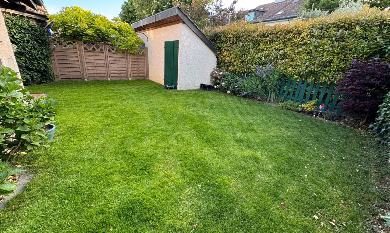garten mit zaun, rasen, außenansicht, from property, und day time