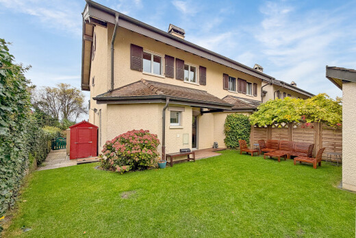 façade avec clôture, pelouse, abri, property visible, et bardage en stuc