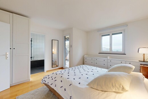 chambre avec sol en finition bois, wood finish floor, lumière naturelle, natural light, et cloison sèche