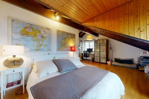 chambre avec vaulted ceiling, plafond voûté, espace bureau, wood finish floor, et sol en finition bois