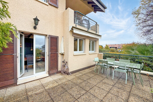 terrasse avec terrasse, property visible, day time, et coin repas extérieur