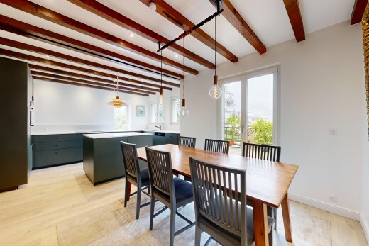 salle à manger avec plafond à poutres, beamed ceiling, lumière naturelle, natural light, et cloison sèche
