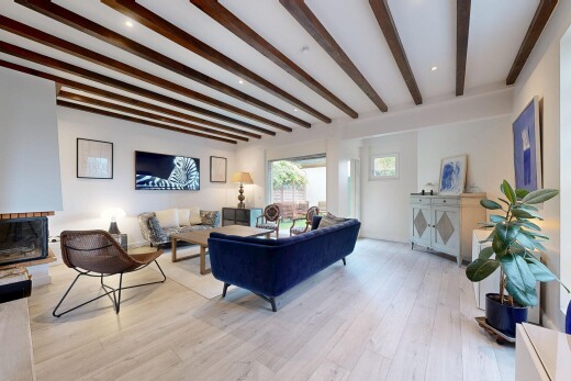 wohnzimmer mit beamed ceiling, balkendecke, natural light, natürliches licht, und wood finish floor