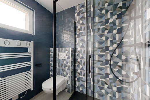 salle de bains avec chauffe-serviettes, radiateur, tile wall, mur en carrelage, et salle de bain complète