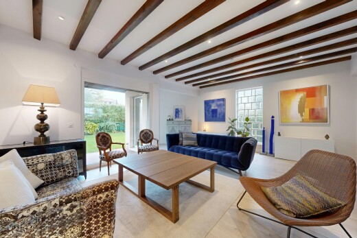 salon avec beamed ceiling, plafond à poutres, inside property, natural light, et lumière naturelle