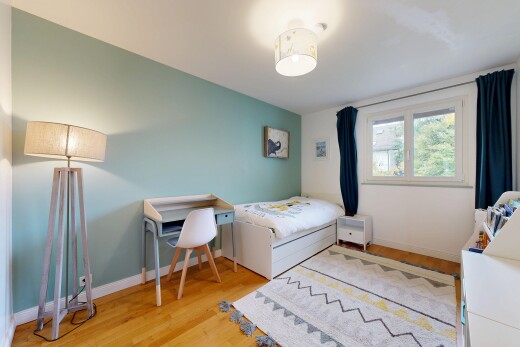 chambre avec wood finish floor, sol en finition bois, drywall, cloison sèche, et natural light