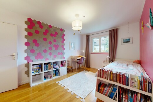 chambre avec drywall, cloison sèche, natural light, lumière naturelle, et wood finish floor
