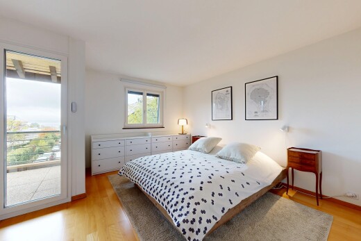 chambre avec wood finish floor, sol en finition bois, inside property, natural light, et lumière naturelle