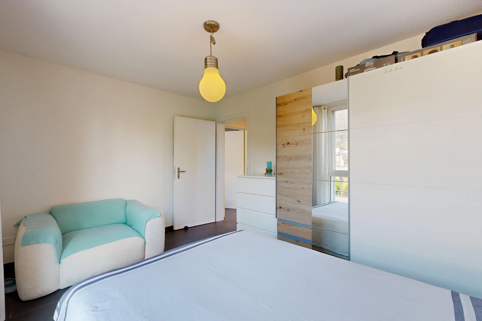 zimmer / schlafzimmer mit pendelleuchte, drywall, gipskartonwand, inside property, und dark floor