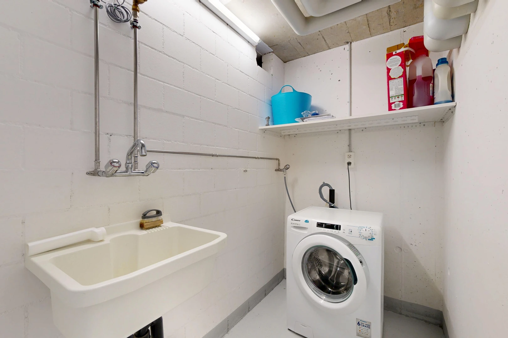 wäschekammer mit tumbler, waschbecken, wäscherei, inside property, und concrete block wall