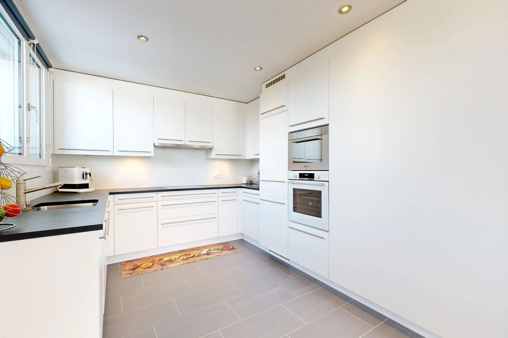 küche mit dark countertops, arbeitsplatten, waschbecken, white cabinets, und weiße schränke