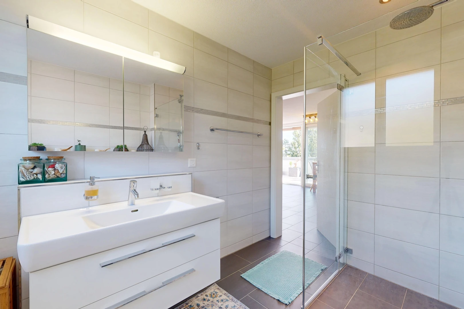 bad mit dusche, komplettes badezimmer, tile wall, fliesenwand, und spiegel