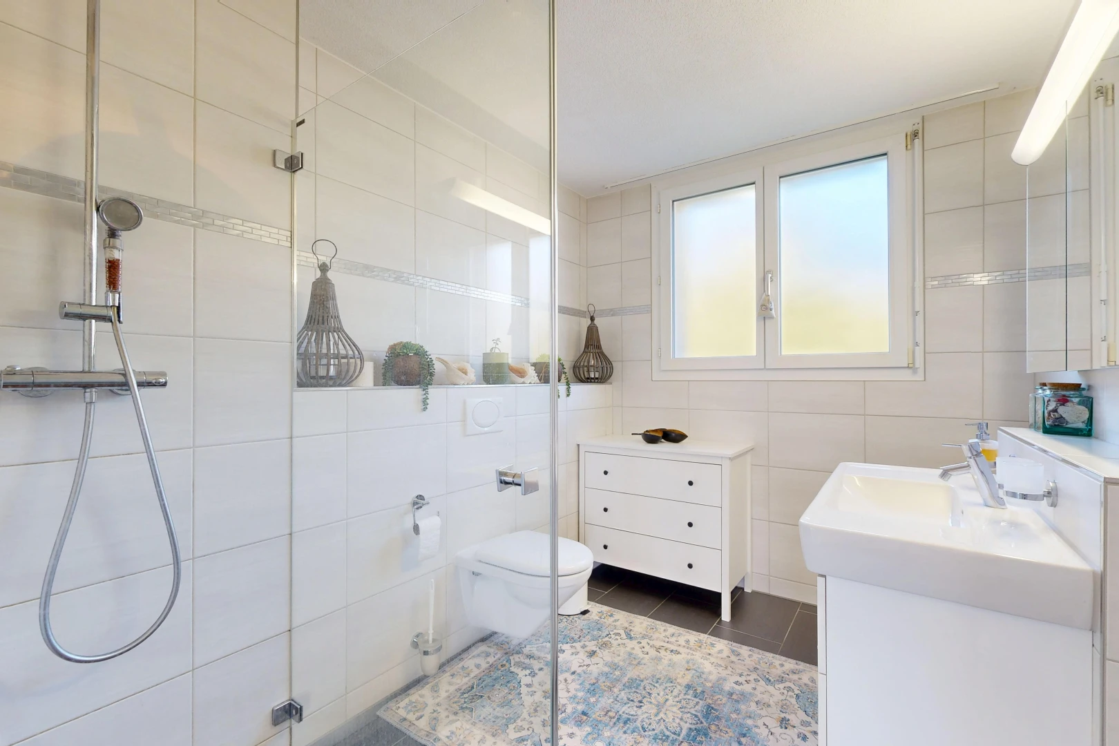 bad mit komplettes badezimmer, tile wall, fliesenwand, dusche, und toilette
