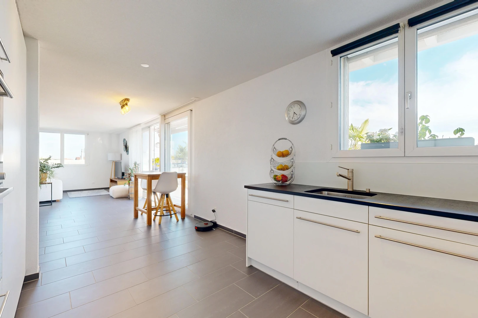 küche mit dark countertops, arbeitsplatten, day time, natürliches licht, und waschbecken