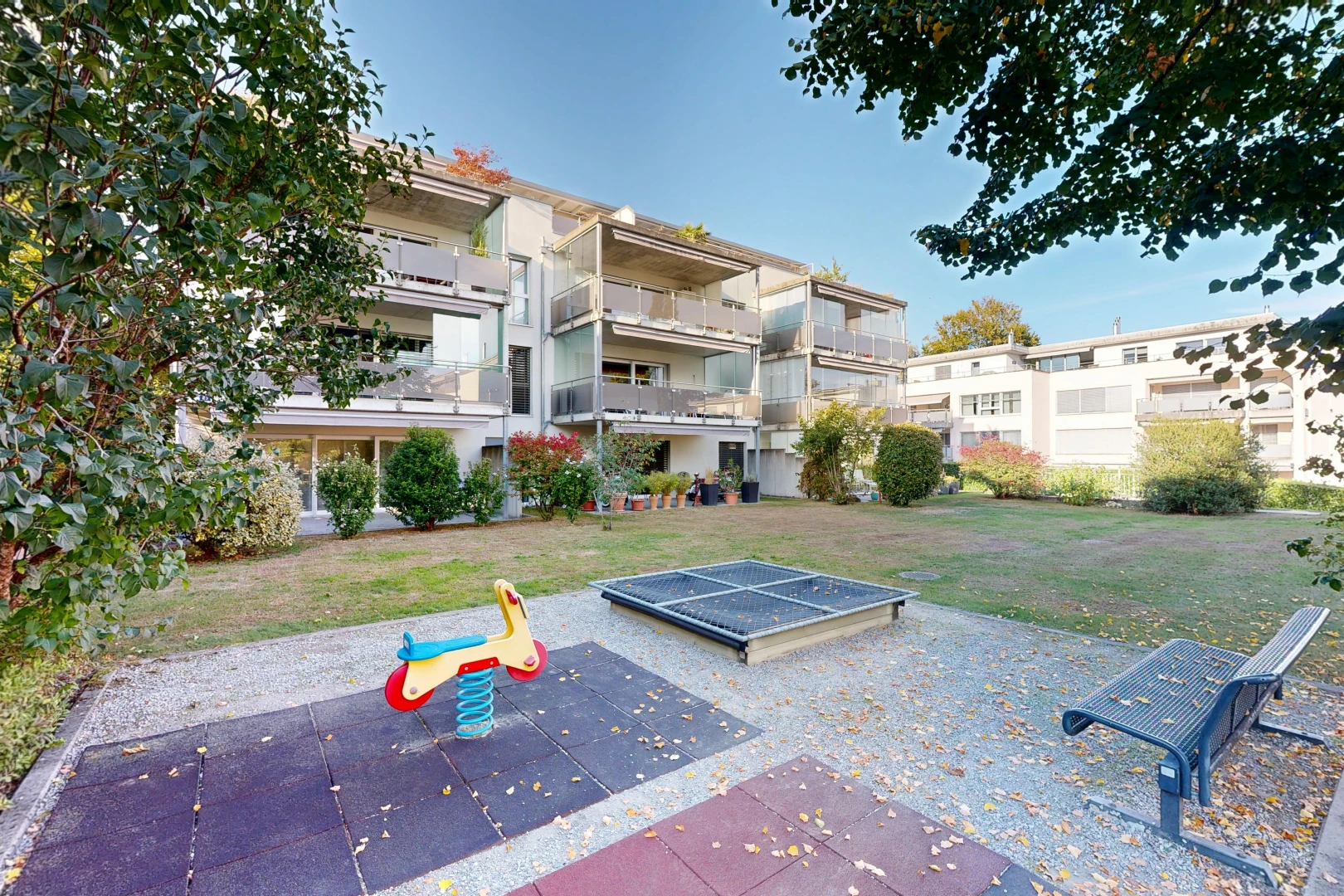 außenansicht mit apartment complex view, blick auf wohnanlage, und day time