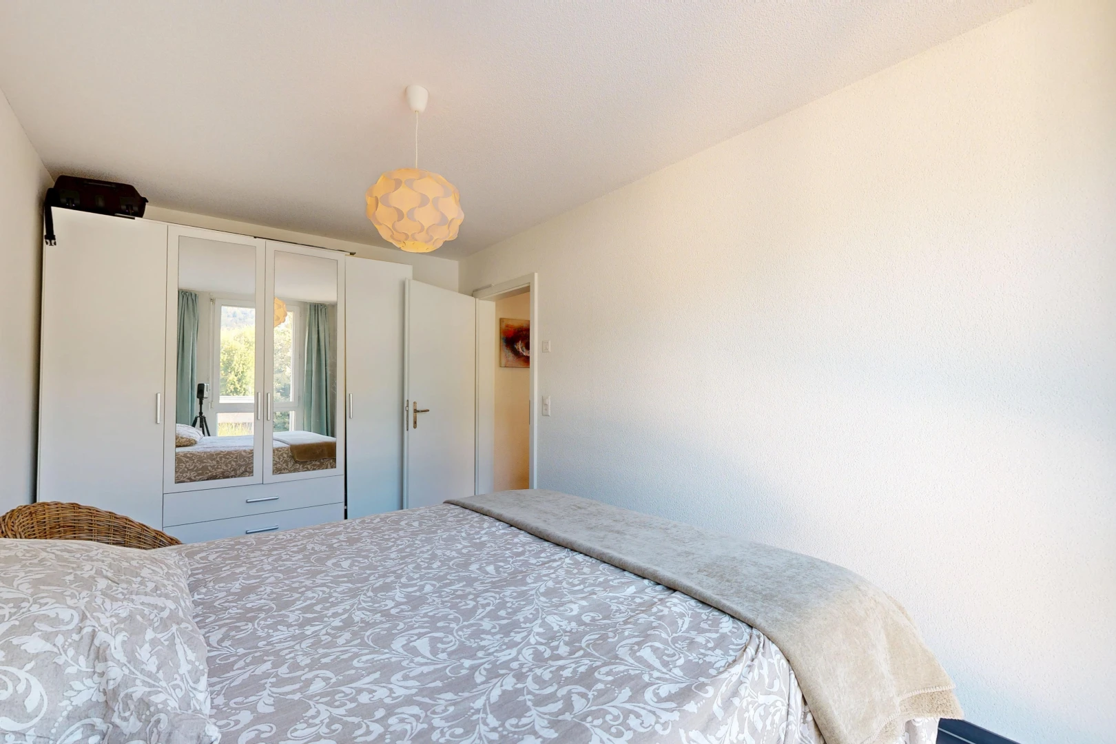 zimmer / schlafzimmer mit kleiderschrank, drywall, gipskartonwand, pendelleuchte, und inside property