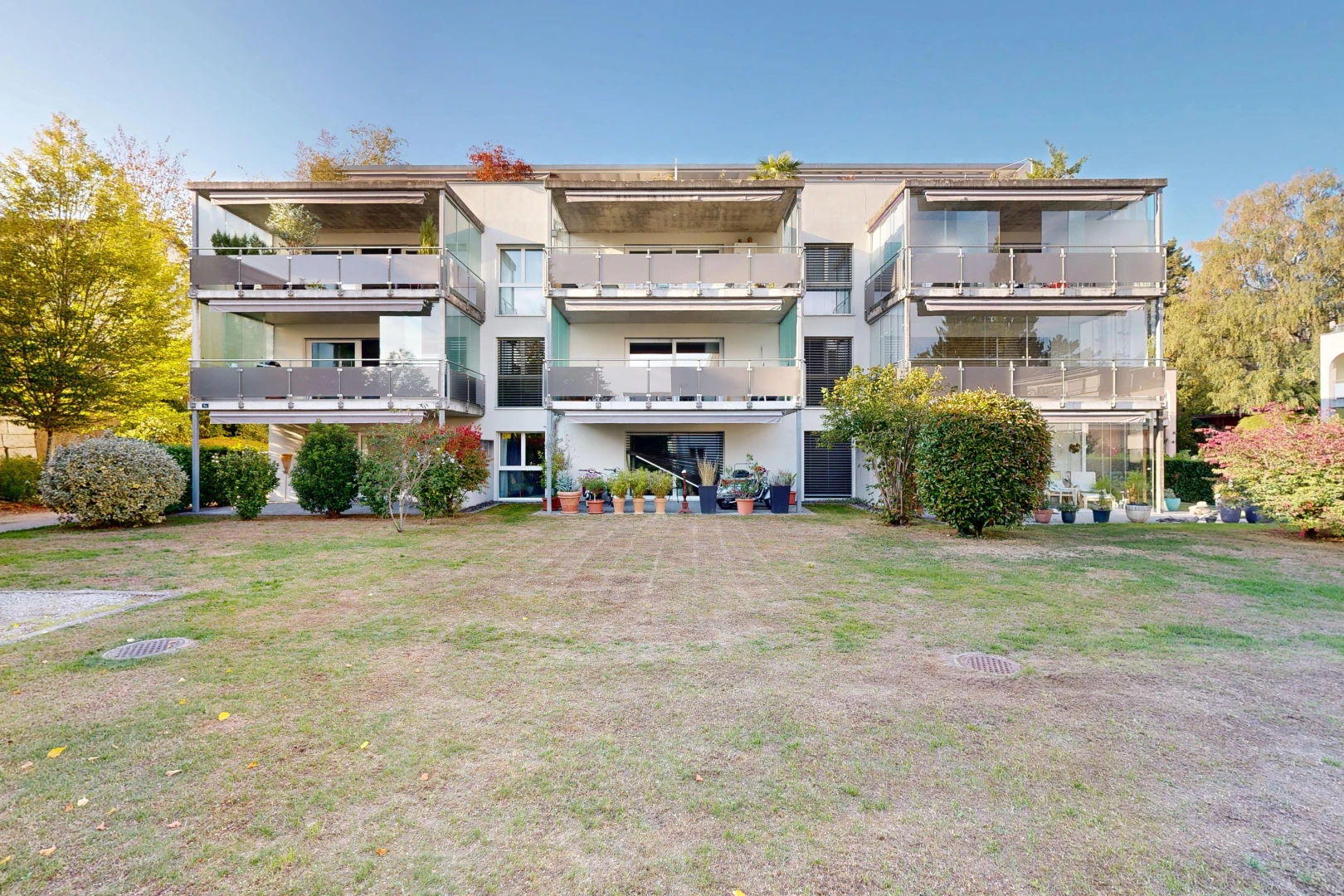 außenansicht mit apartment complex view, blick auf wohnanlage, und day time
