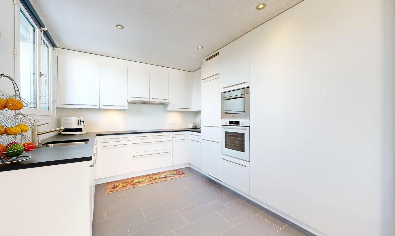 küche mit dark countertops, arbeitsplatten, waschbecken, white cabinets, und weiße schränke