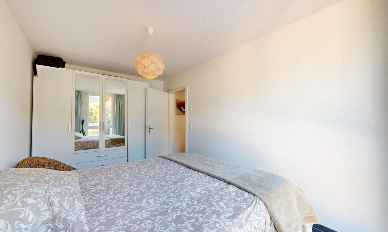 zimmer / schlafzimmer mit kleiderschrank, drywall, gipskartonwand, pendelleuchte, und inside property