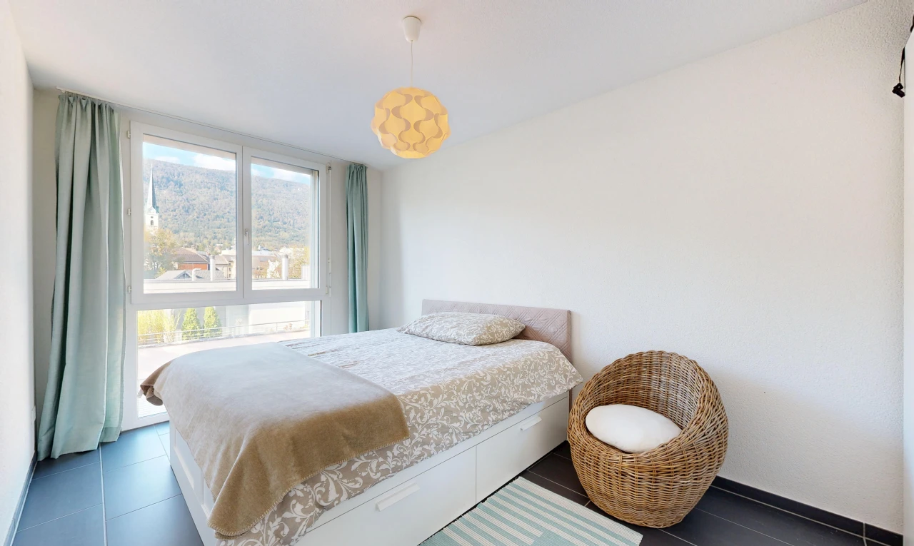 zimmer / schlafzimmer mit pendelleuchte, gipskartonwand, drywall, inside property, und dark floor