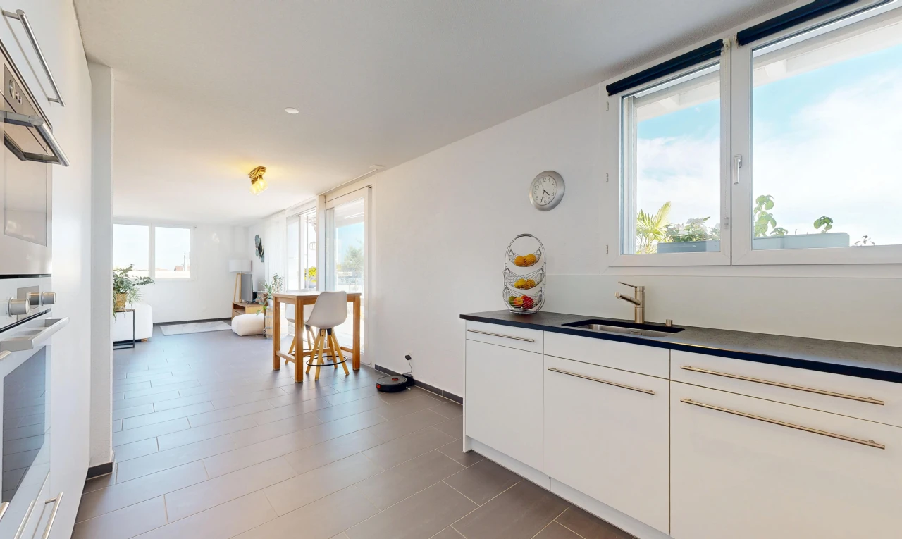 küche mit dark countertops, arbeitsplatten, day time, natürliches licht, und waschbecken