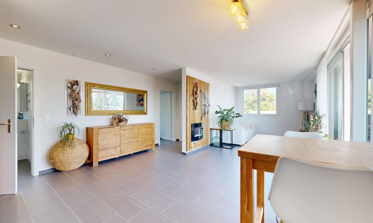 esszimmer mit drywall, gipskartonwand, und inside property
